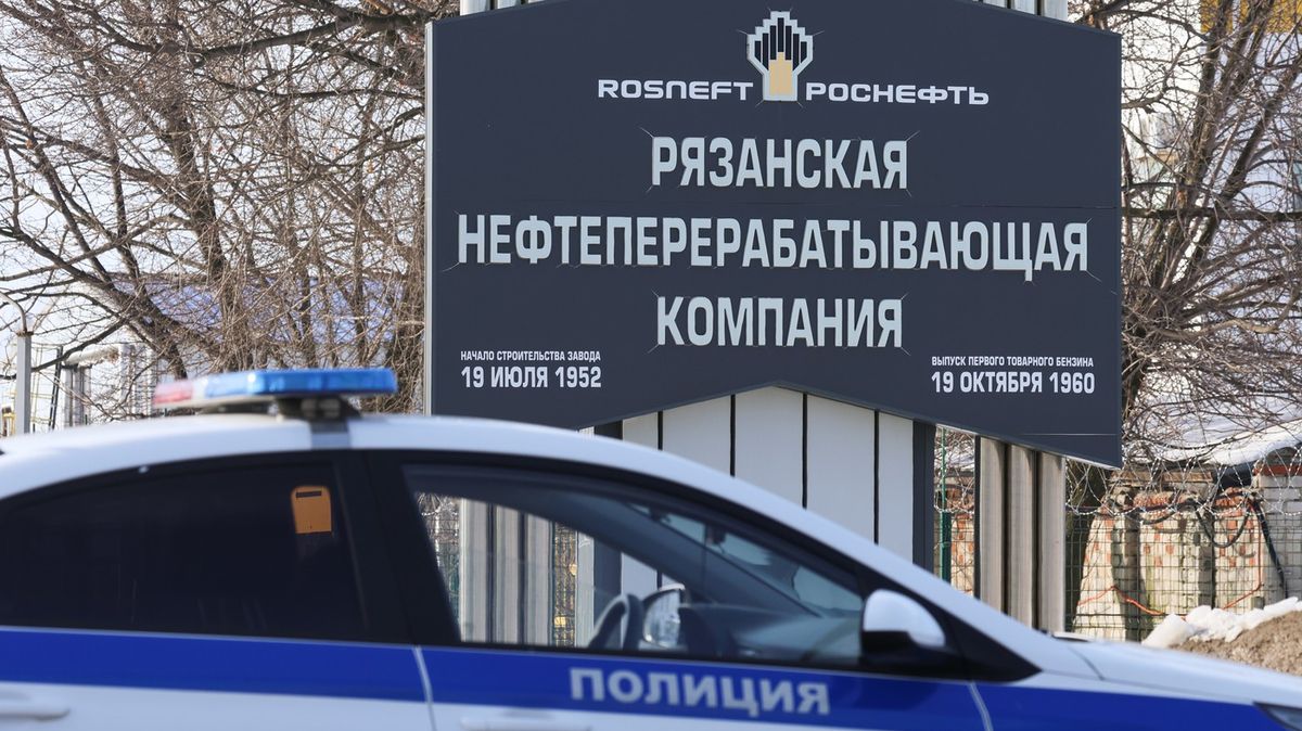 Výbuchy a velký požár. Ukrajinský štáb potvrdil poškození ruské rafinerie vyrábějící letecké palivo